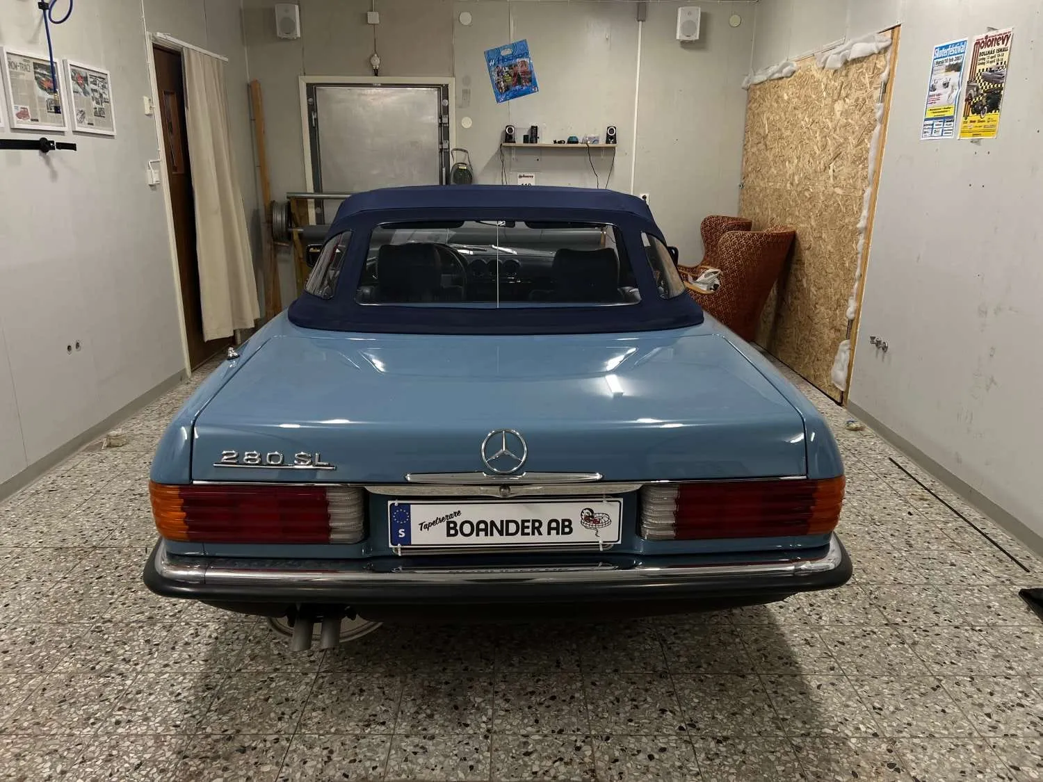 Blå Mercedes cabriolet med mörkt tak i verkstaden