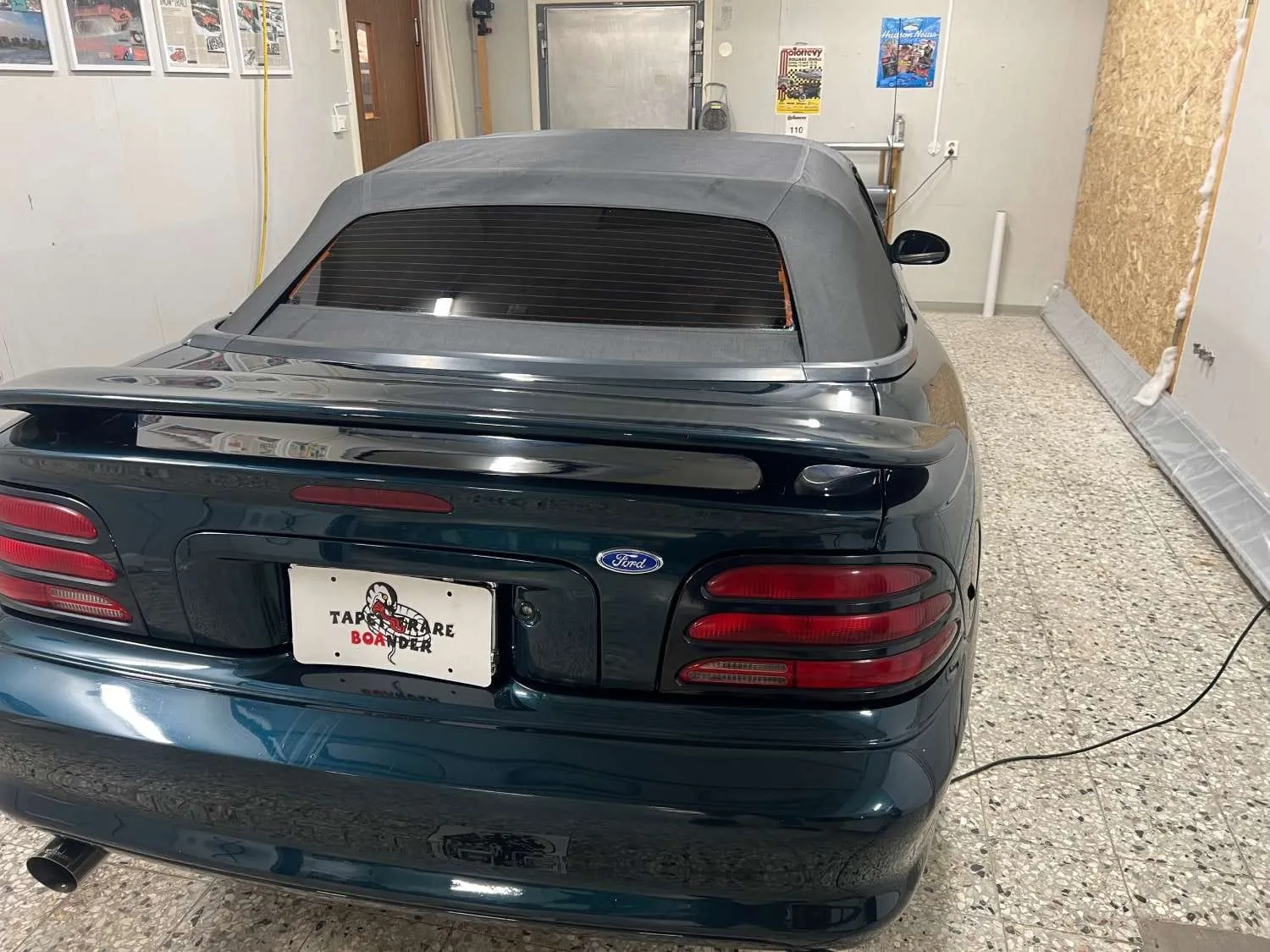 Mörkgrön Ford Mustang cabriolet bakifrån