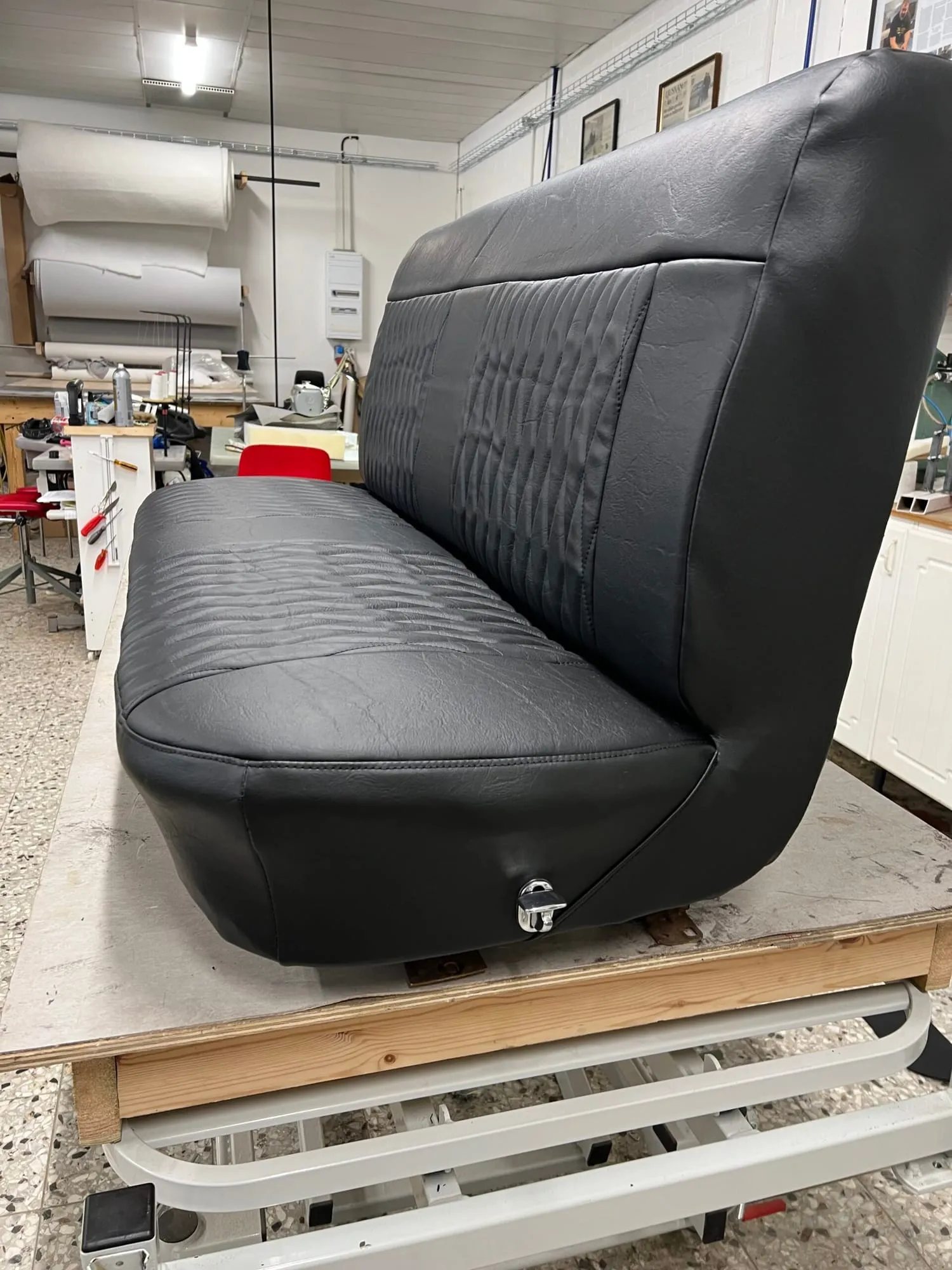 Svart bilsäte med rombquiltade fält